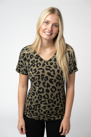 09.02 EN ROUTE Chloe Cozy Top - Olive Animal Print