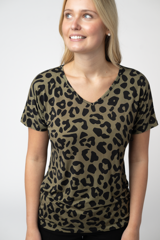 09.02 EN ROUTE Chloe Cozy Top - Olive Animal Print