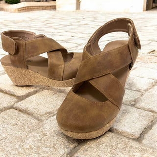 Case Closed Wedge - Tan